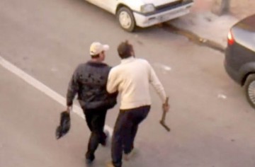 Pericol în cartierul Trocadero: oameni TERORIZAŢI de un individ care îi aleargă cu toporul